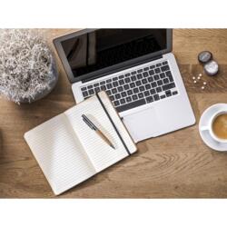 Notesbog af kork i A5-format med trykt logo. Med ca. 80 cremefarvede ark, linjeret papir. Med smart kuglepensholder, elastik og læsebånd.