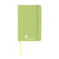 Lysegrøn notesbog i A6-format med hårdt cover af bomuld, 80 siders cremefarvet og linjeret papir, elastiklukning, bundet ryg, trykt logo og silkebånd.