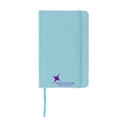 Lyseblå notesbog i A6-format med hårdt cover af bomuld, 80 siders cremefarvet og linjeret papir, elastiklukning, bundet ryg, trykt logo og silkebånd.