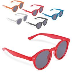 Denne smarte & billige solbrille med gennemsigtig ramme og mørke linser er for dig, der vil have dit logo promoveret for små penge. Brillen er med 400 UV-beskyttelse leveres med tryk i 1-farve på den ene stang