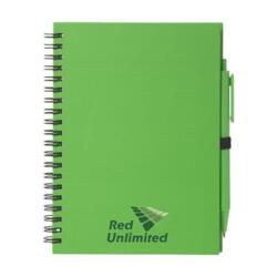 Grøn notesbog med ca. 70 siders hvidt, trykt logo og linjeret papir. Farvet omslag i karton. Spiralryg. Inkl. kuglepen med blåt blæk i matchende farve.