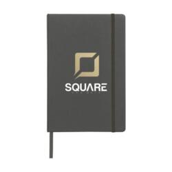 Notesbog i A5-format med bunden ryg, trykt logo, hårdt omslag, 96 cremefarvede, linjerede sider, elastiklukning og silkebånd.