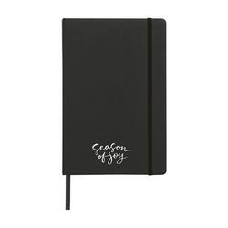 Sort notesbog i A5-format med bunden ryg, trykt logo, hårdt omslag, 96 cremefarvede, linjerede sider, elastiklukning og silkebånd.