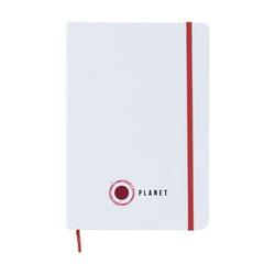 Praktisk notesbog i A5-format med ca. 80 siders cremefarvet og linjeret papir, hardcover, elastiklukning, trykt logo og silkebånd. Notesbogens cover er hvid men elastikken fås i et hav af farver her rød.