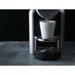 Trendy hvidt krus uden hank som er egnet til alle kaffemaskiner. Lavet i keramik af høj kvalitet. Tåler opvaskemaskine og er med trykt logo.