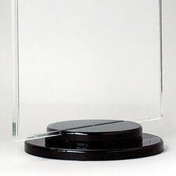 Akryl menuholder med sort akryl fod, der kan dreje 360 grader rundt. Perfekt til menukort, tilbud, information og prislister. Kapacitet: 2 stk. 9,9 x 21 cm M65