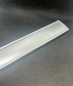 Dørskilt i aluminium med udskifteligt indhold 40 x 200 mm med tape bagpå - indholdet skiftes let med en lille sugekop