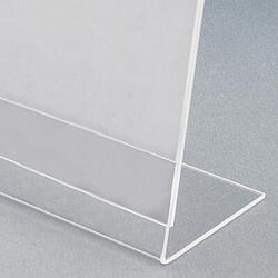 Menukortholder i transparent akryl, med åbning til indsætning af menu eller anden information i midten. Kan anvendes som prisskilt, bordskilt, menukortholder eller anden information. A8-format: 7,6 x 5,5 x 2,4 cm.