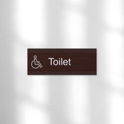 Handicap toilet skilt i mørk bambus 60x150 mm, hvid folietekst