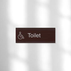Handicap toilet skilt i mørk bambus 60x150 mm, lysegrå folietekst