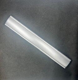 Navneskilt til dør med udskifteligt indhold 30 x 200 mm med tape bagpå - indholdet skiftes let med en lille sugekop