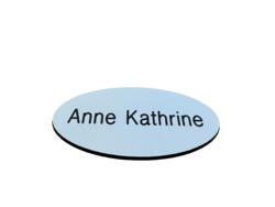 Oval plastskilt med logo og personnavn