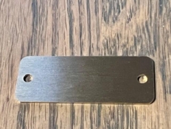 Messingskilt med gravering og messingskruer