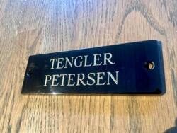 Bruneret messingnavneskilt 127 x 45 x 5 mm med egen tekst - graveret med messingskruer