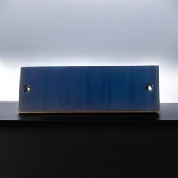 Bruneret messingnavneskilt 127 x 45 x 5 mm med egen tekst - graveret med messingskruer