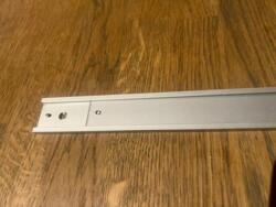 Alukilt 200 x 28 mm med skruehuller og penolskrue