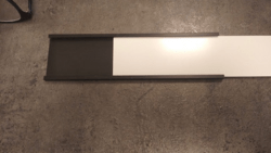 Sort alu-Skilt 200 x 25 mm med skruehuller