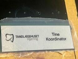 Hvid plastnavneskilte 70x25 mm med logo og navn og magnet eller nålefastgørelse