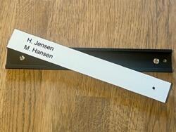 Aluprofil 200 x 28,4 mm, sort, med graveret hvid navneplade