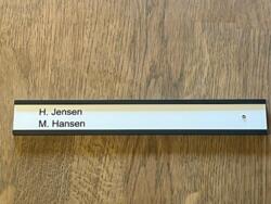 Aluminiumnavneskilt, sort med graveret skinne - 200x 28 mm, med penolskrue og skruehuller