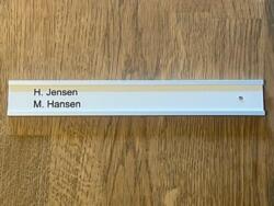 Aluprofil 200 x 28,4 mm, naturaluminium med graveret hvid navneplade