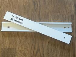 Aluprofil 200 x 28,4 mm, naturaluminium med graveret hvid navneplade