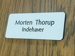 Navneskilt til tøjet i hvid plast, 70x30 mm, graveret