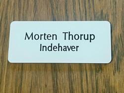 Navneskilt til dør eller tøj, 70x30 mm ,hvid plast, graveret