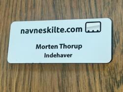 Navneskilt i hvid plast 70x30 mm med nål eller magnet - navn & titel samt logo