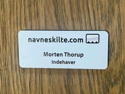 Navneskilt i hvid plast 70x30 mm med nål eller magnet - navn & titel samt logo