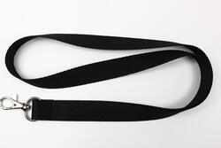 Sort keyhanger Model som er en standard flad sort keyhanger med metalkarabin og et ribbet bånd. Farve: Sort. Størrelse: 15 mm.