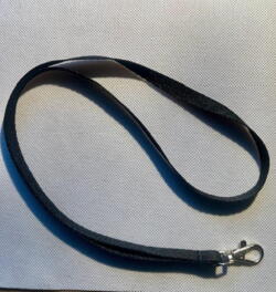 Sort keyhanger som er en standard flad sort keyhanger med metalkarabin og et ribbet bånd. Farve: Sort. Størrelse: 10 mm.