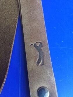 Nøglestrop til håndleddet i ruskind - håndlavet dansk kvalitetsprodukt (Nubuck/ruskind). Denne keyhanger leveres med præget logo. Farve: Brun eller sort. L: 18,3 cm med ring: 20,5 cm.