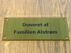 Blank messingskilt med print og messingskruer