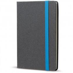 Stilfuld notesbog med kraftig cover. Elastikstropper omslutter notesbogen og den aktuelle side markeres med farvet silkesnor - lyseblå. Med 1 farvet logo