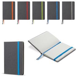 Stilfuld notesbog med kraftig cover. Elastikstropper omslutter notesbogen og den aktuelle side markeres med farvet silkesnor. Med 1 farvet logo