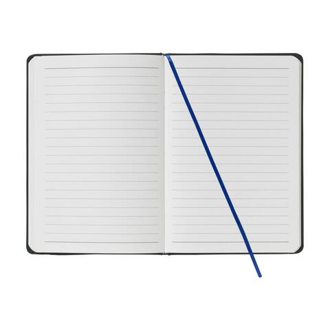 Praktisk og smart notesblok i A5-format med trykt logo. Med 80 sider cremefarvet, linjeret papir, PU-omslag, elastiklukning, bundet ryg og silkebånd. Notesbogens cover er sort men elastikken fås et hav af farver her blå.
