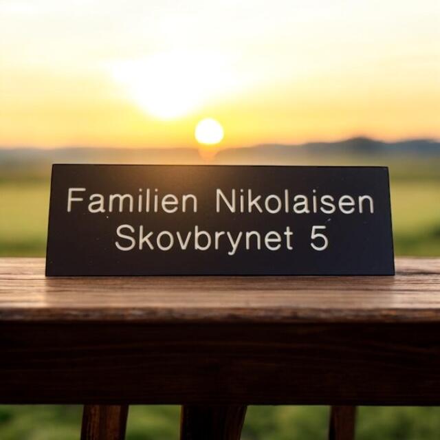Graveret postkasseskilt sort/hvid med egen tekst 90x30 mm