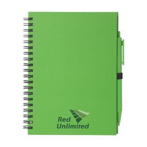 Grøn notesbog med ca. 70 siders hvidt, trykt logo og linjeret papir. Farvet omslag i karton. Spiralryg. Inkl. kuglepen med blåt blæk i matchende farve.