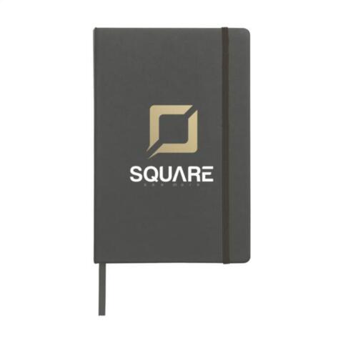 Notesbog i A5-format med bunden ryg, trykt logo, hårdt omslag, 96 cremefarvede, linjerede sider, elastiklukning og silkebånd.