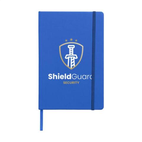 Notesbog i A5-format med bunden ryg, trykt logo, hårdt omslag, 96 cremefarvede, linjerede sider, elastiklukning og silkebånd.