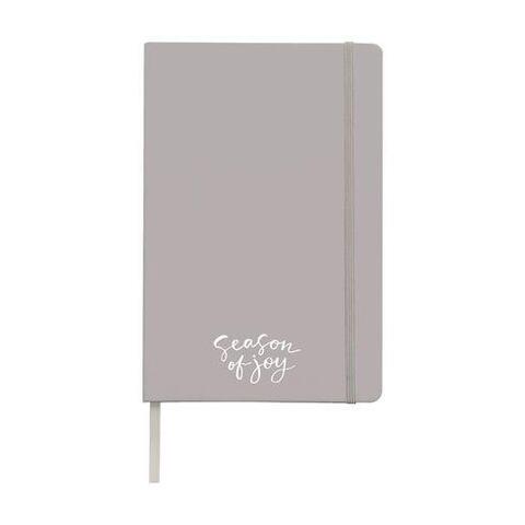 Sølv notesbog i A5-format med bunden ryg, trykt logo, hårdt omslag, 96 cremefarvede, linjerede sider, elastiklukning og silkebånd.