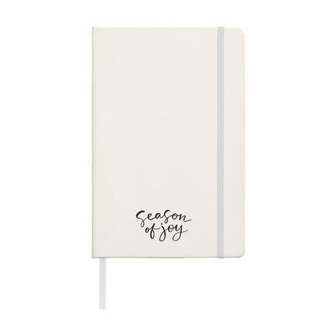Hvid notesbog i A5-format med bunden ryg, trykt logo, hårdt omslag, 96 cremefarvede, linjerede sider, elastiklukning og silkebånd.