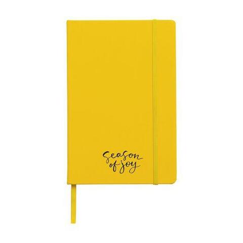 Gul notesbog i A5-format med bunden ryg, trykt logo, hårdt omslag, 96 cremefarvede, linjerede sider, elastiklukning og silkebånd.