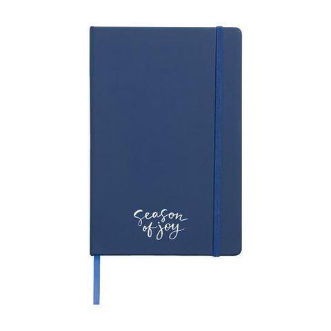 Koboltblå notesbog i A5-format med bunden ryg, trykt logo, hårdt omslag, 96 cremefarvede, linjerede sider, elastiklukning og silkebånd.
