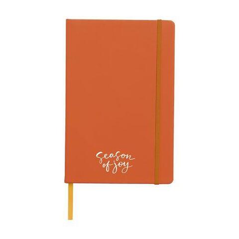 Orange notesbog i A5-format med bunden ryg, trykt logo, hårdt omslag, 96 cremefarvede, linjerede sider, elastiklukning og silkebånd.