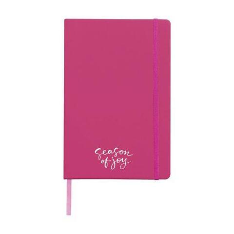 Pink notesbog i A5-format med bunden ryg, trykt logo, hårdt omslag, 96 cremefarvede, linjerede sider, elastiklukning og silkebånd.