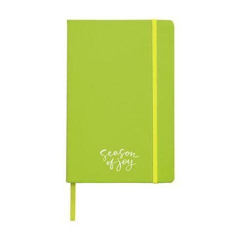 Lime notesbog i A5-format med bunden ryg, trykt logo, hårdt omslag, 96 cremefarvede, linjerede sider, elastiklukning og silkebånd.