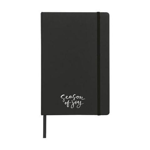 Sort notesbog i A5-format med bunden ryg, trykt logo, hårdt omslag, 96 cremefarvede, linjerede sider, elastiklukning og silkebånd.