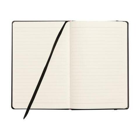 Notesbog i A5-format med bunden ryg, trykt logo, hårdt omslag, 96 cremefarvede, linjerede sider, elastiklukning og silkebånd.